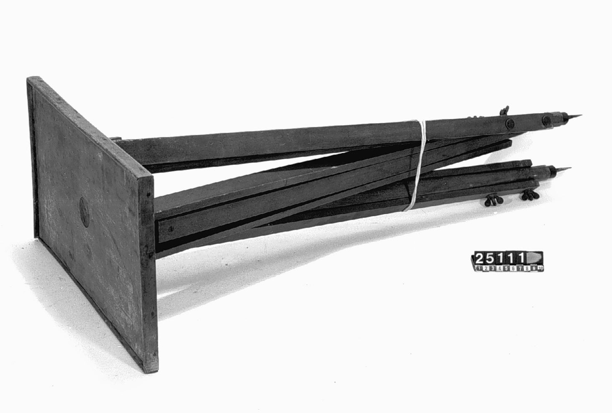 Stativ av trä med skiva för fotografikamera och för fotografiska mörkrumsarbeten på resor.