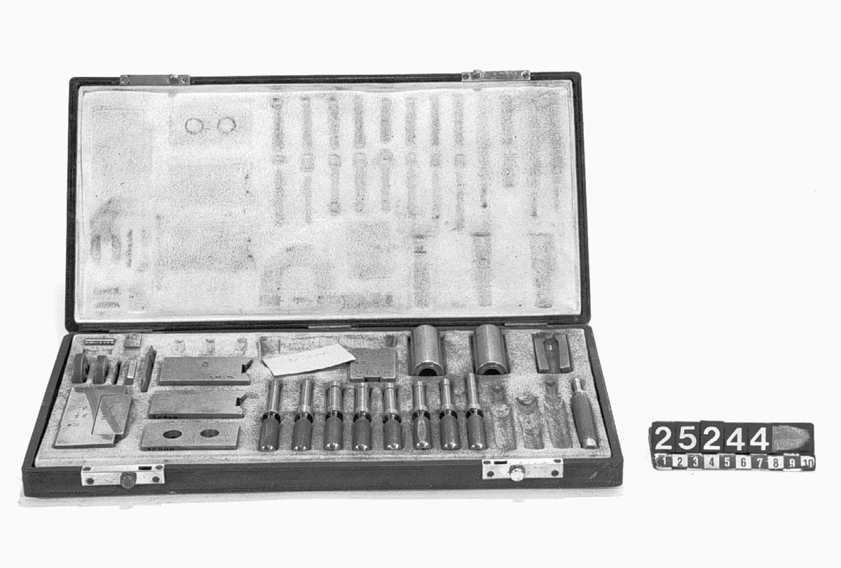 Besiktningsinstrument av stål, för 6.5 mm patronhylsa m/94, i skinnklätt fodral med sämskinnsfoder. Silverskylt på locket: "6.5 mm. Patronhylsa m/94 Marieberg 1900". 9 delar saknas.
Tillbehör: Brunt fodral.