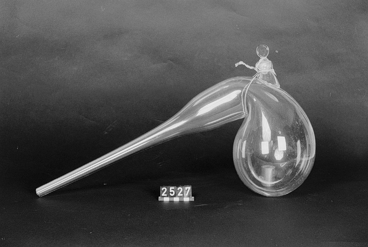 Fyra st. otubulerade retorter, den enes rymd ca. Â« liter. 2 x Längd: 570 mm, höjd: 310 mm resp. längd: 500 mm, höjd: 190 mm.