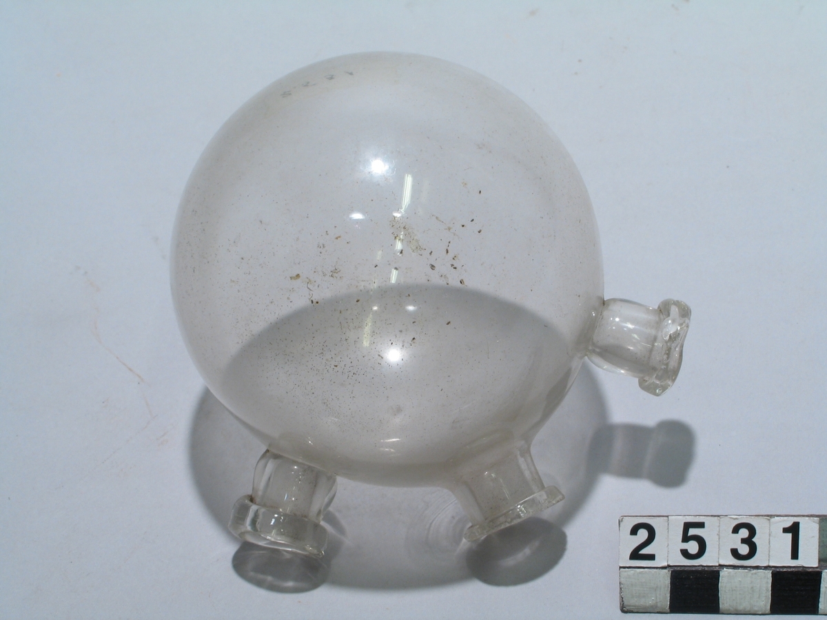 Två st. klotformade retorter med 3 tuber, rymd ca. 200 c.c.