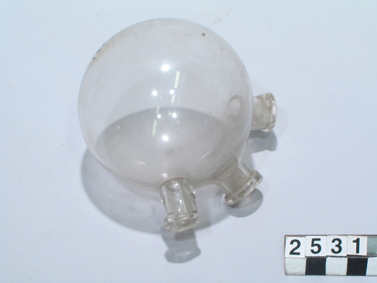 Två st. klotformade retorter med 3 tuber, rymd ca. 200 c.c.