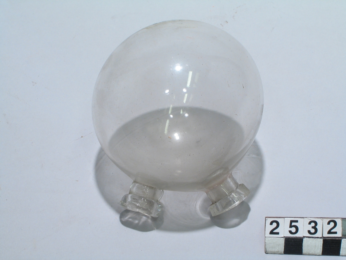Två st. klotformade retorter med 3 tuber, rymd ca. 300 c.c.