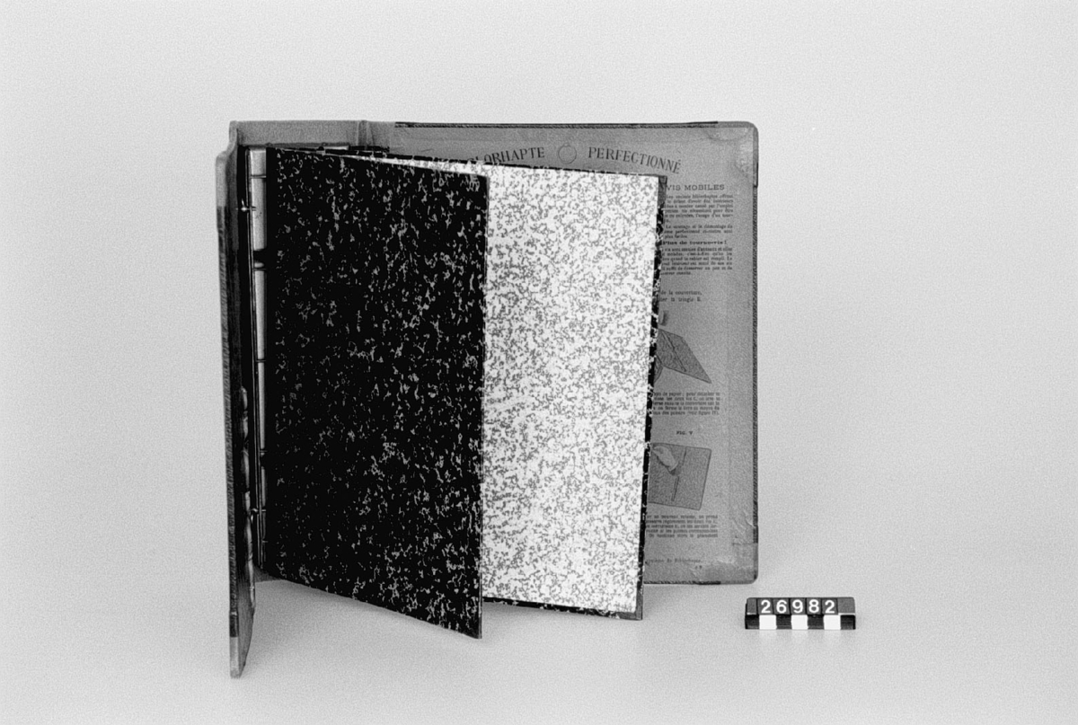 Pärm för arkivering. Text på rygg "Correspondance" "1892" "Biblorhaptes Perfectionnés, Systéme levier Ã  vis mobiles, Format No 1"