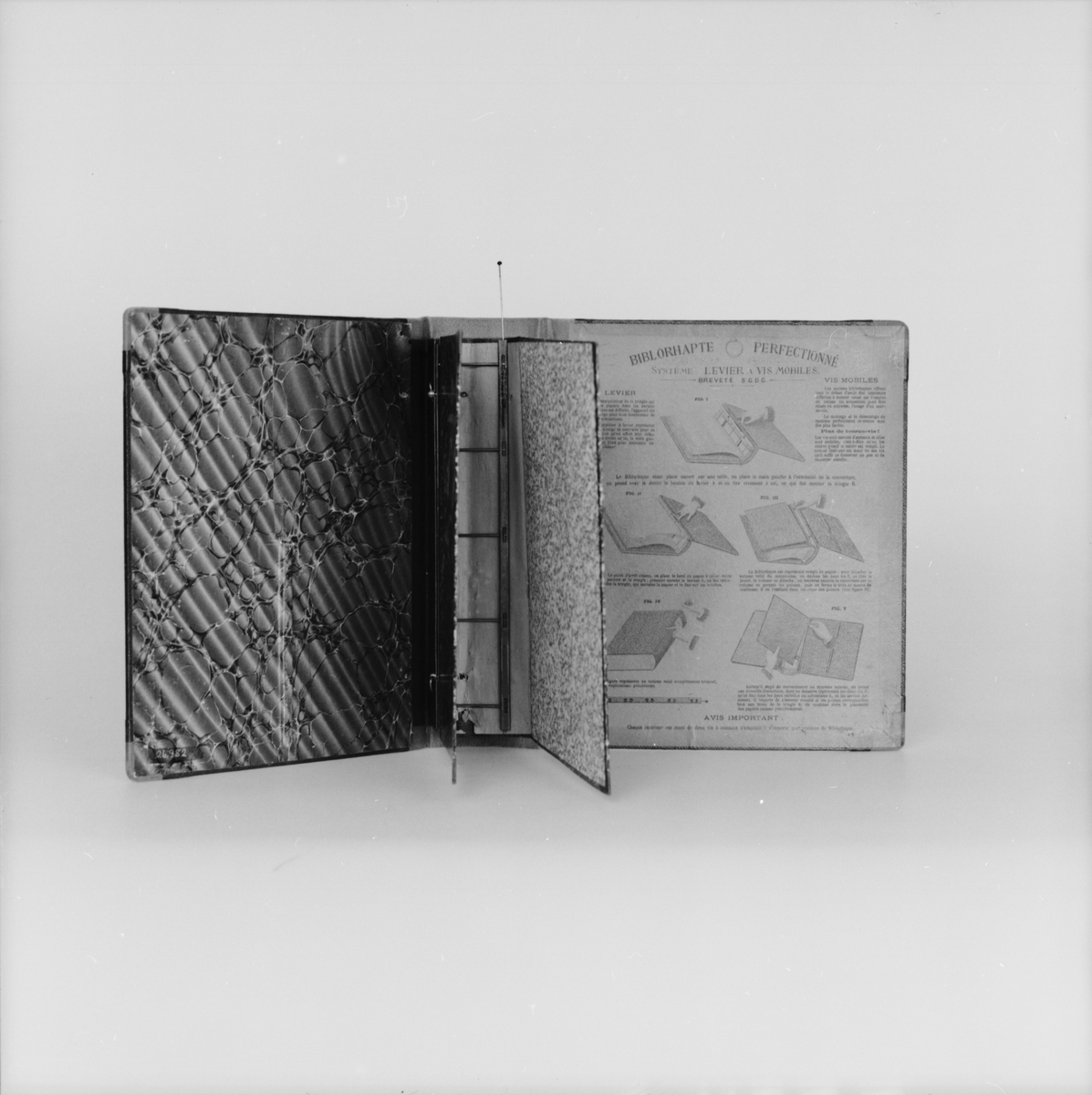 Pärm för arkivering. Text på rygg "Correspondance" "1892" "Biblorhaptes Perfectionnés, Systéme levier Ã  vis mobiles, Format No 1"