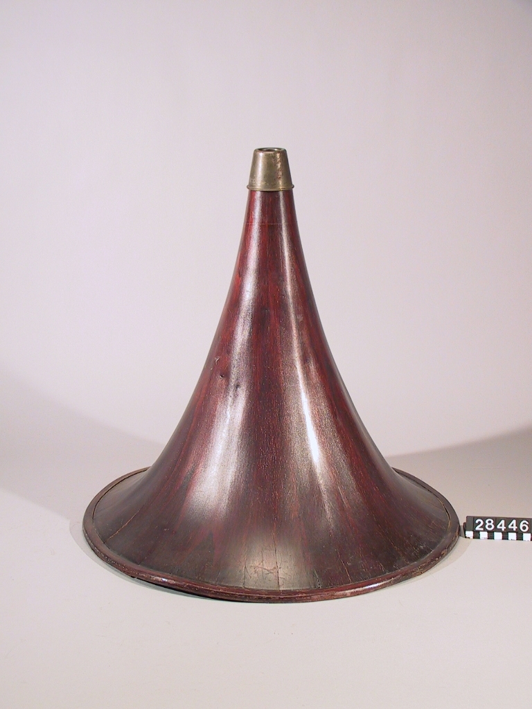 Ljudtratt till grammofon TM 20.999. Material: Limmad kryssfanér, blomform, lackerad kastanjebrun.