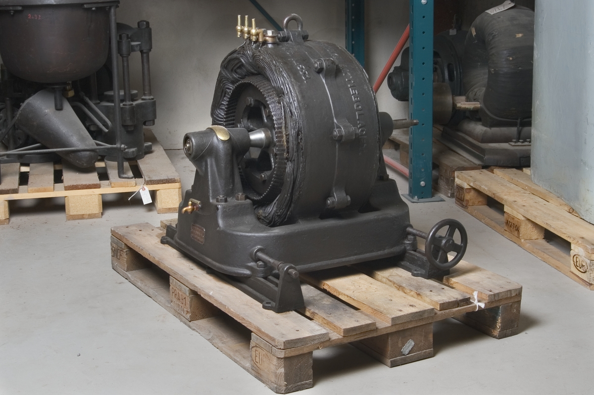 15 hkr., 100 varv, 150/260 v., 70 perioder. Korglindad kortslutsrotor med stort startmoment och god kylning. 1000 varv/min, 1507260 volt, 70 perioder, 15 hk. Kortsluten.