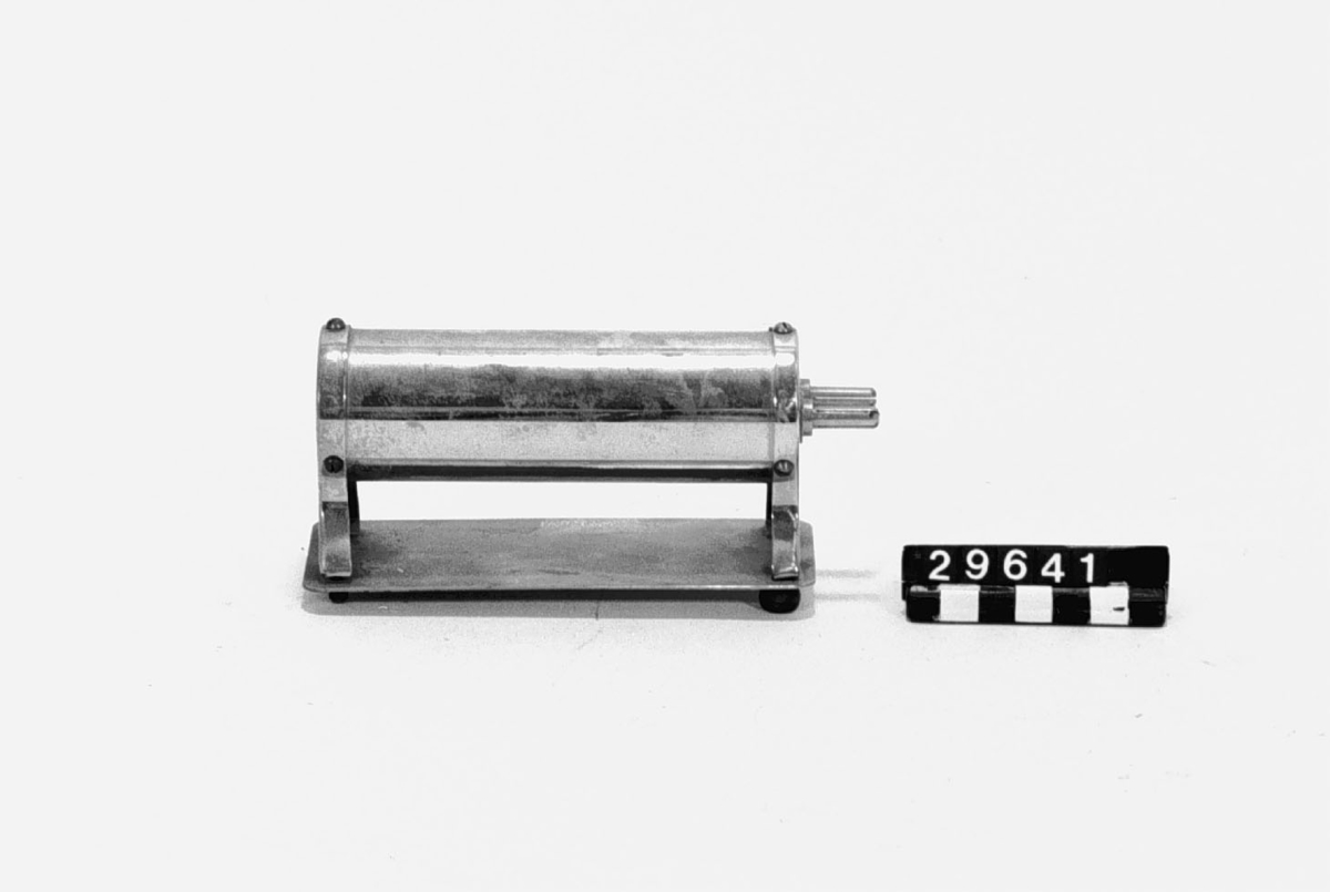 Elektrisk locktångsvärmare, troligen av försilvrad koppar. 220 V.