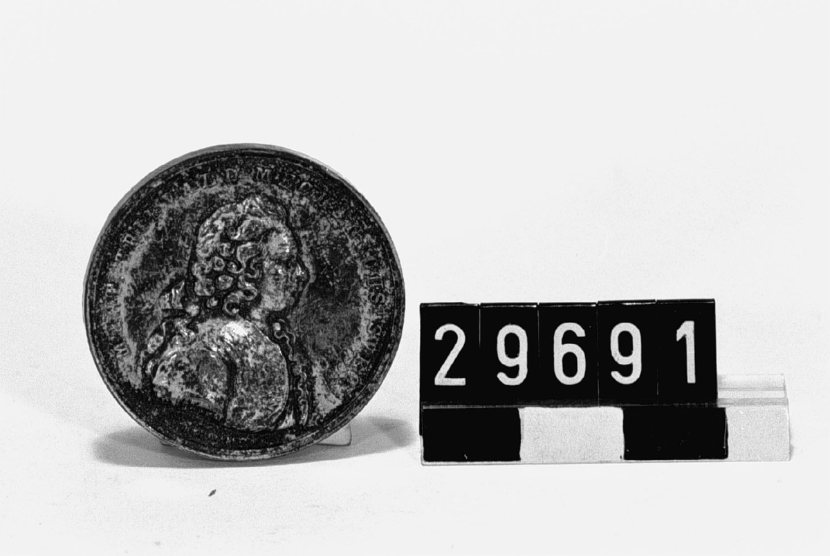 Mårten Triewald. Kungl. Vet. Akadem:s minnespenning (silver?). Medaljtexten: åtsidan Mart. Triewald Mechanicus Svec. 1691-1747. Frånsidan Novos Meditator Triumphos.
