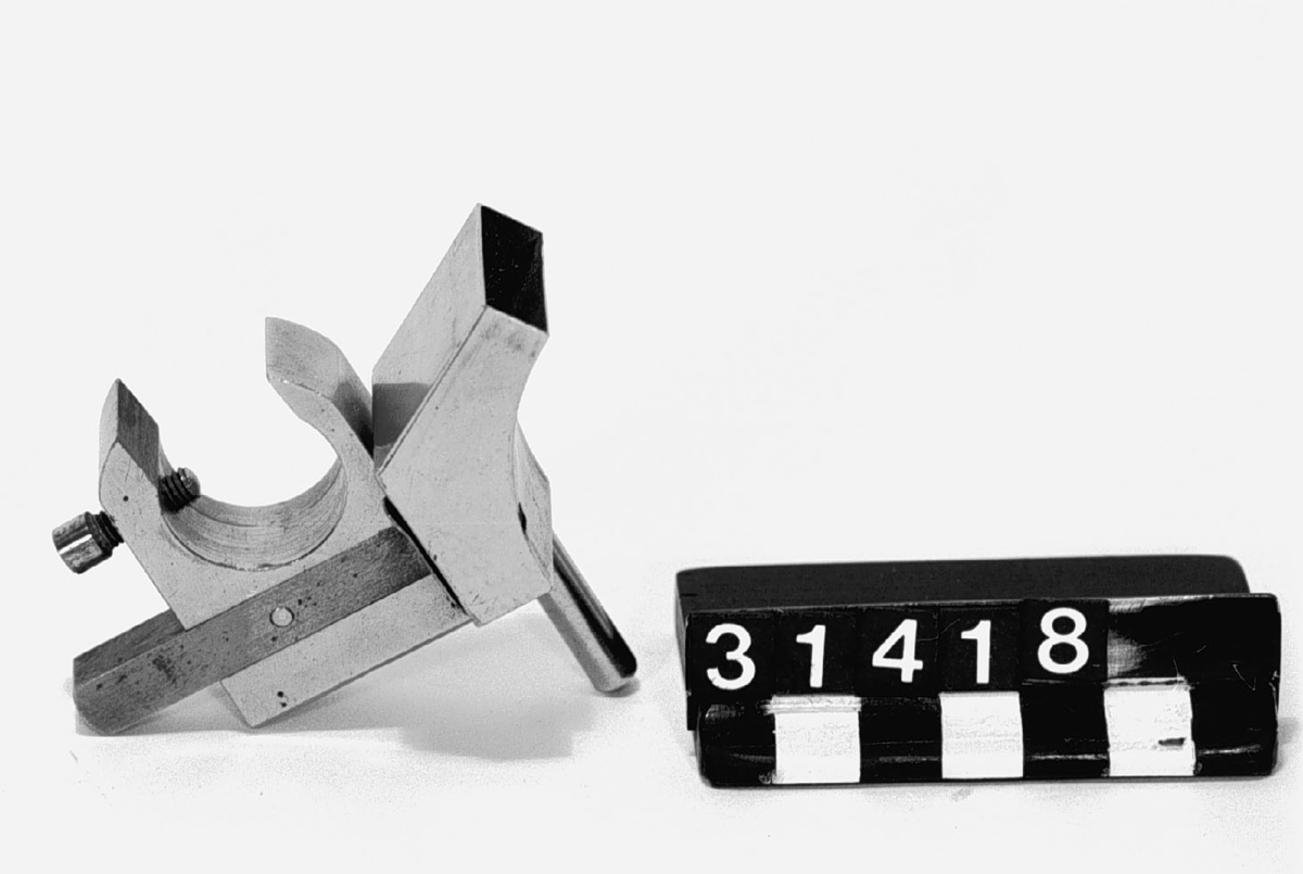 Fonografrullesvarv av förnicklad metall avsedd för Columbia rullar, (2 min.). Skall monteras på axel invid rullen på en diktafon.