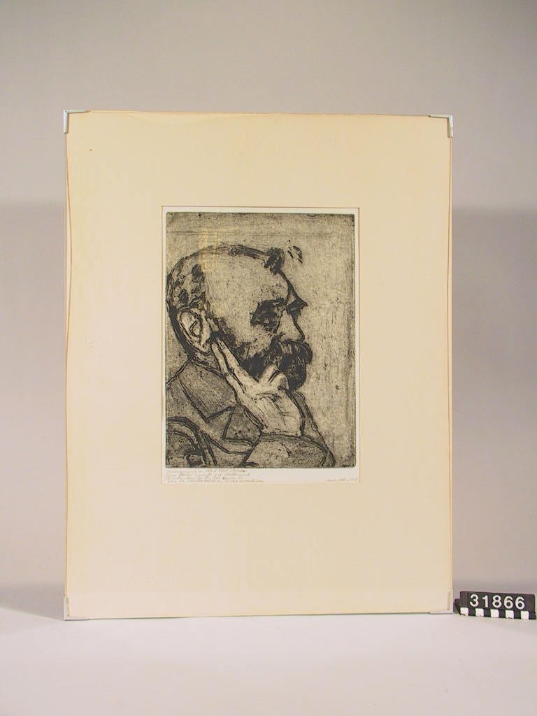 Porträtt av Alfred Nobel. Bröstbild i profil. Spränggravyr utförd av Verner Molin. Glas utan ram med hörn av metall. Med passepartout: 500 x 625 mm. Text på gravyren: "Utförd av Verner Molin som sprängt med Nobeldynamit i Vinterviken den 17/7 1967. Exemplar No 1. Gåva till Tekniska Museet den 13/11 1967 av konstnären". Yttermått: bredd: 500 mm, höjd: 625 mm. Bild: bredd: 260 mm, höjd: 360 mm.