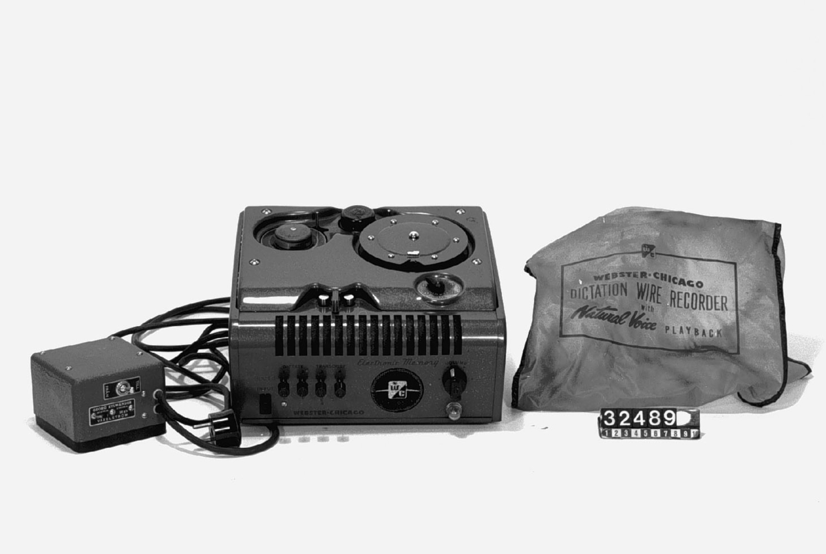 Trådspelare, diktafon. Enligt anteckningar inuti diktafonen: Modell 18-X RMA 375-022 117 V, 55 W.
Tillbehör: Transformator med pådrag samt skyddshuv av plast.