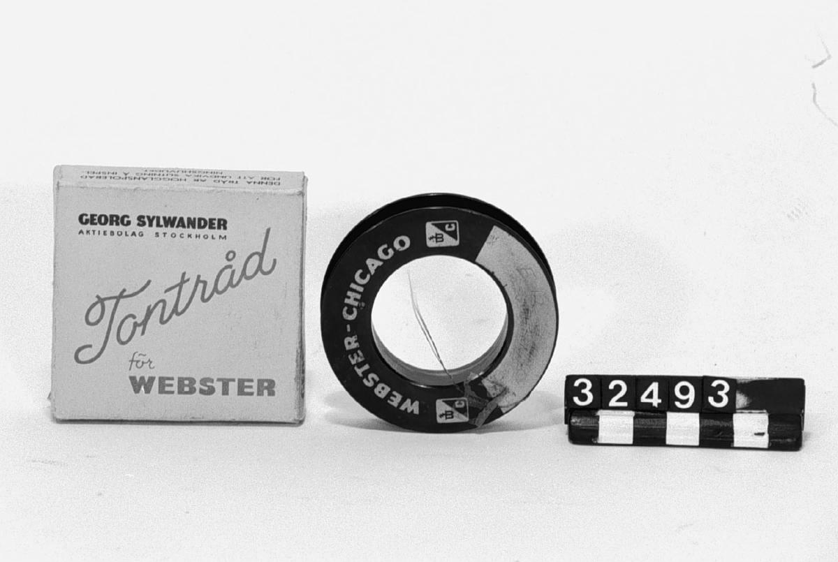Tontråd för Websters tråddiktafon. Spole i originalkartong, 15 min speltid. Cr-Ni-legering, rostfri. Tillverkad enligt Websters specifikation. Tontråden: 0.10 mm.