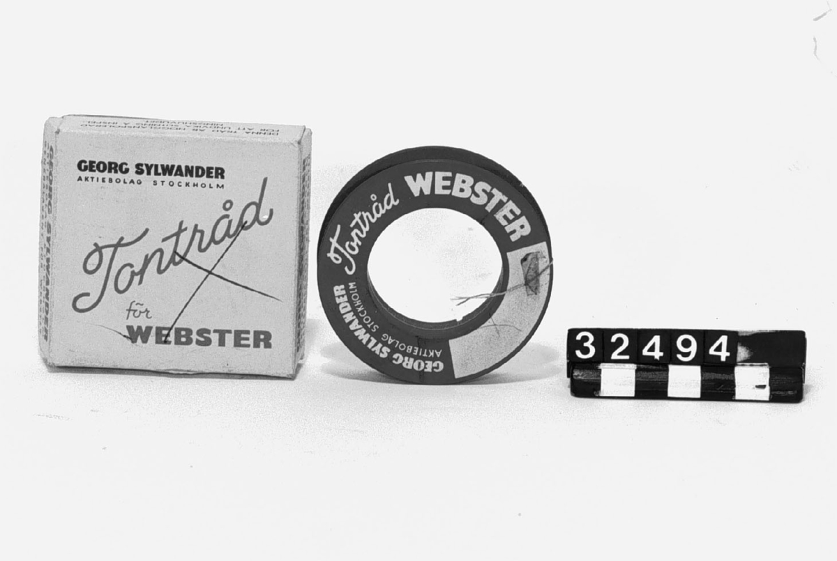 Tontråd för Websters tråddiktafon. Spole i originalkartong, 15 min speltid. Cr-Ni-legering, rostfri. Tillverkad enligt Websters specifikation. Tontråden: 0.10 mm.