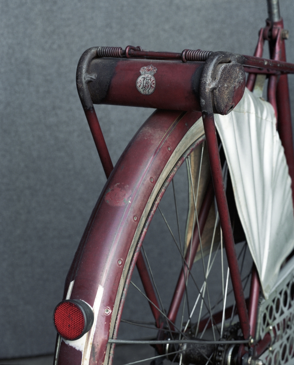 Damvelociped av stål, med gummidäck, 28 tums hjul, brun sadel, parkeringsställ och kjolskydd av galon.