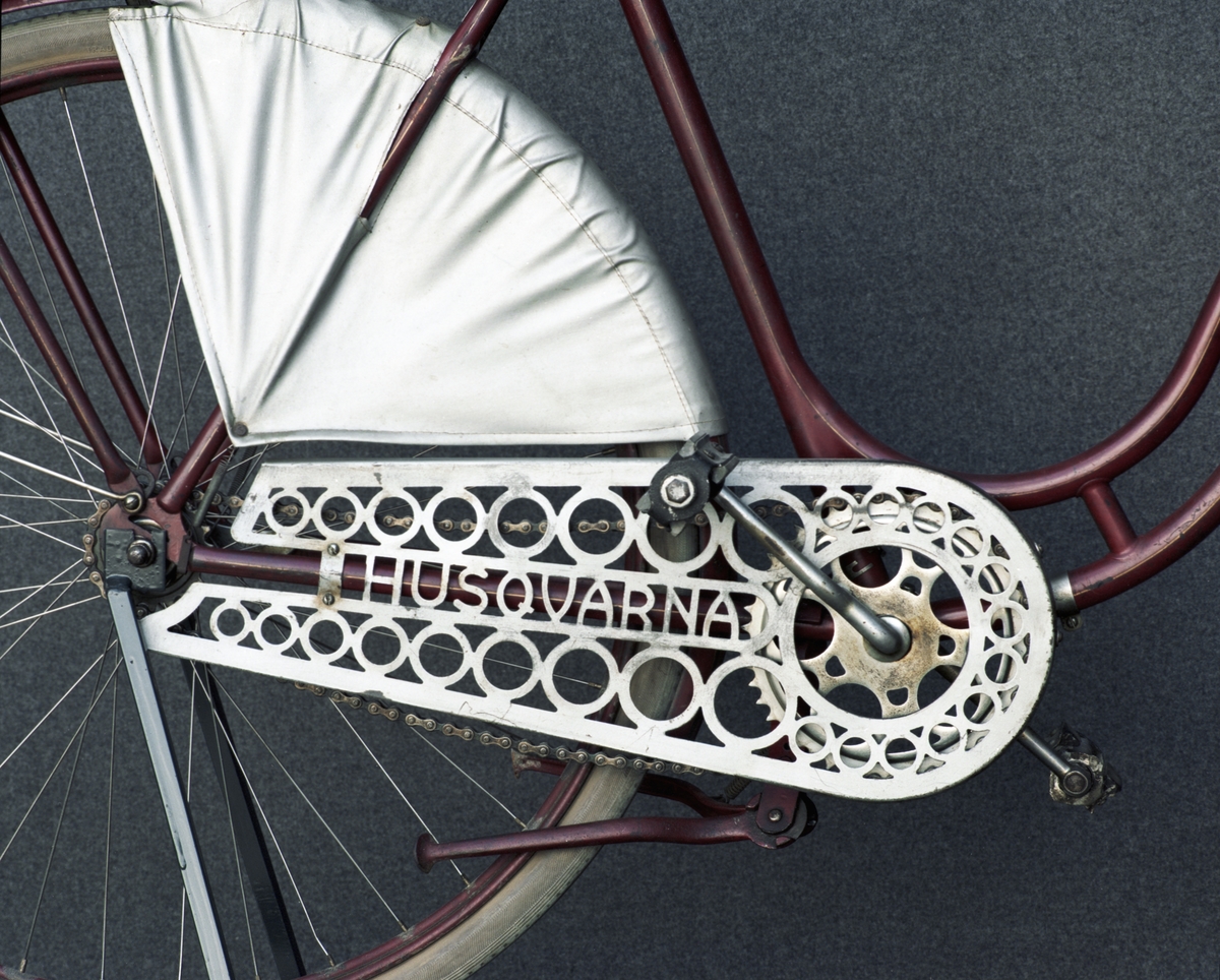 Damvelociped av stål, med gummidäck, 28 tums hjul, brun sadel, parkeringsställ och kjolskydd av galon.