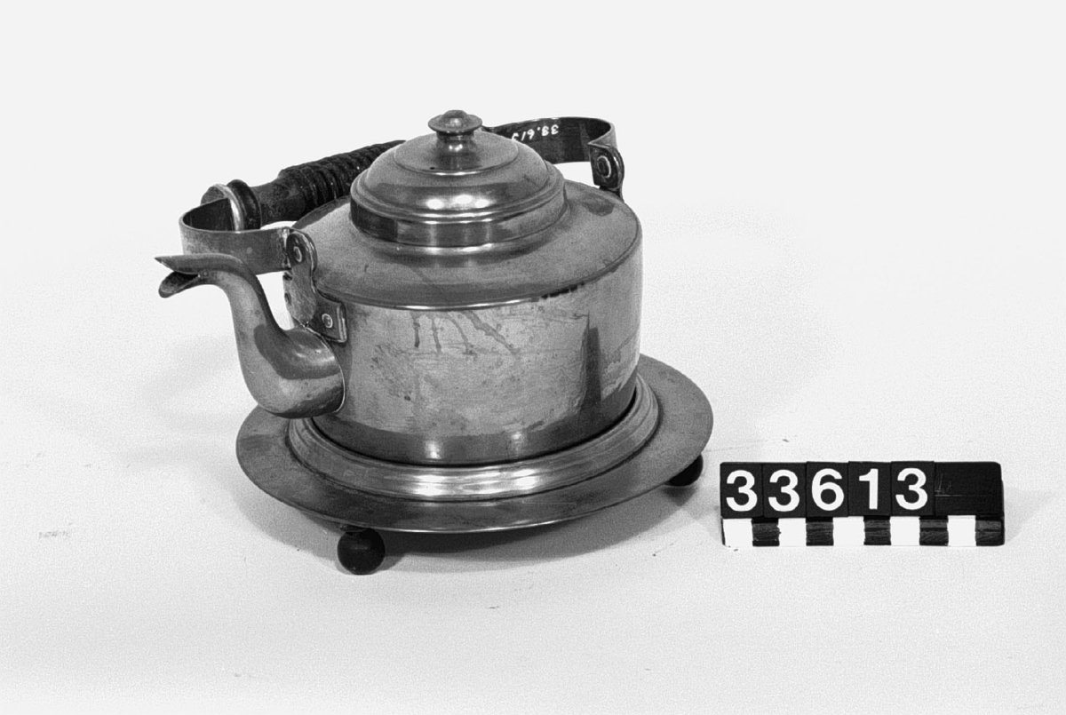 Fabrikstillverkad kaffekanna med bordsplatta. Plattans diameter: 180 mm.
Tillbehör: Platta