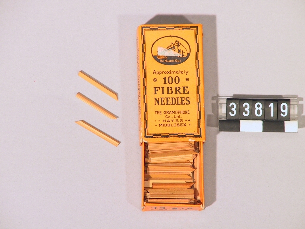 Grammofonstift s.k. fibre needles, i originalkartong innehållande c.a. 100 stift.