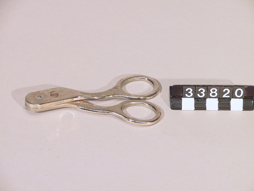 Specialsax av förnicklat stål för skärpning av stift av trä eller fibermaterial. Märkt: "Record Needle Cutter. Patented"