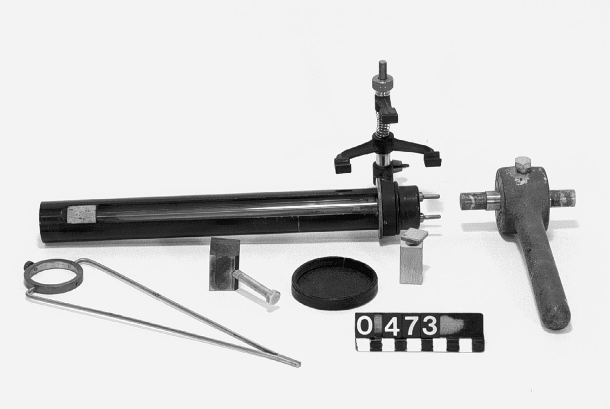 Kombinerad vakuumtank och bensinmätare, två st. Längd: 180/185 mm. Diameter: 75/115 mm.
