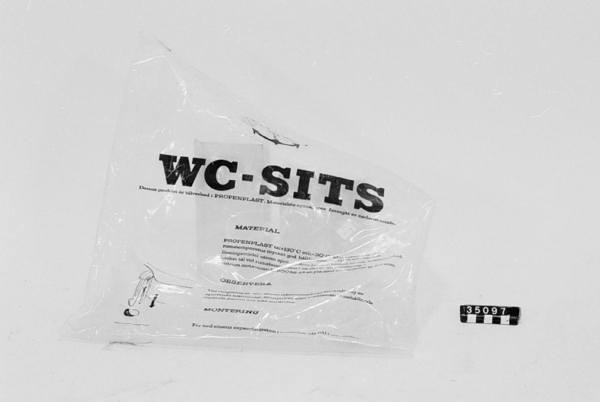 WC-sits med lock av Propenplast.
Tillbehör: Fraktplastpåse.