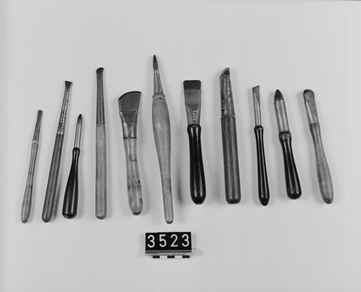 Elva st. polérstenar av blodsten. Med guldfärg. Med träskaft och beslag av mässing. Störst, längd: 235 mm. Minst, längd: 140mm, vikt: 0,049 resp. 0,020 kg.