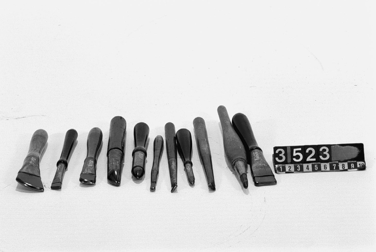 Elva st. polérstenar av blodsten. Med guldfärg. Med träskaft och beslag av mässing. Störst, längd: 235 mm. Minst, längd: 140mm, vikt: 0,049 resp. 0,020 kg.