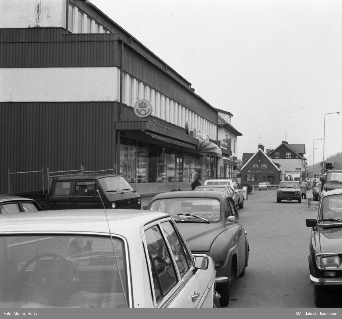 Parkerade bilar utanför posthuset vid Gamla Riksvägen i Kållereds centrum, år 1984.

För mer information om bilden se under tilläggsinformation.