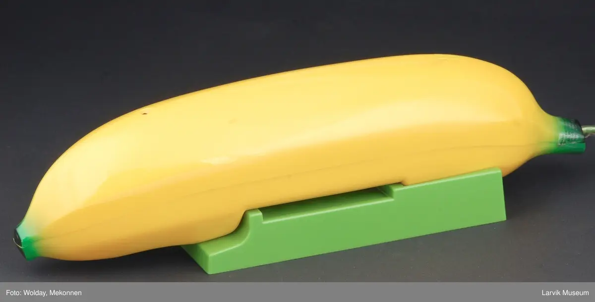 Form: Banan.
Telefon og tastatur i sammen.