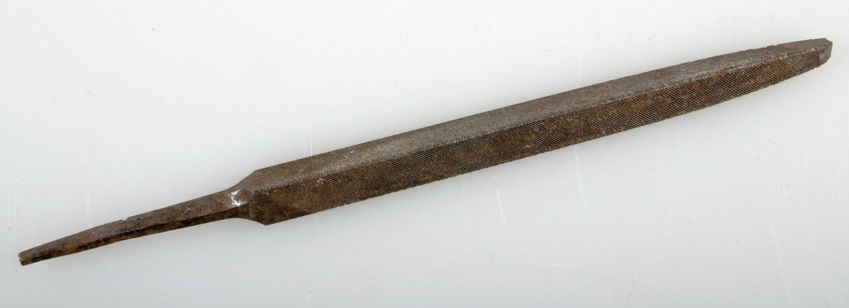 Sågfilar av järn med träskaft. Användes till metallföremål ( jämför UM 9260) A och B är plana med rektangulärt tvärsnitt, c:s tvärsnitt lätt rombiskt, d:s traingulärt, a:s skaft är grovt skuret runt, ev tillfälligt. Skaften b och C är runda, svarvade, b har järnskoningen kvar.Deffekter: D saknar skaft, spetsen är brutenA) är på tången stämplad C.U Öberg & co, Eskilstuna och på motsatta sidan garantiB) är stämplad EXTRA BLÄST SANDA) längd total 34 cm, skaftets längd 10 cm, skaftets diam 1,5 cm, filens bredd 2,3 cm, filens tjocklek 0,3 cm. B) Längd total 32 cm, skaftets längd 11 cm, skaftyets diam 3 cm, filens bredd 2,3 cm., filens tjocklek 0,3 cm.C) Längd total 23,8 cm, skaftets längd 7,5 cm, skaftets diam 2,7 cm, Filens bredd 1,8 cm, filens största tjocklek 0,5 cm.D)Längd total med tånge 17 cm, filens längd 12 cm, bredd på triangelns sida 1,1 cm.