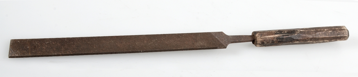 Sågfilar av järn med träskaft. Användes till metallföremål ( jämför UM 9260) A och B är plana med rektangulärt tvärsnitt, c:s tvärsnitt lätt rombiskt, d:s traingulärt, a:s skaft är grovt skuret runt, ev tillfälligt. Skaften b och C är runda, svarvade, b har järnskoningen kvar.Deffekter: D saknar skaft, spetsen är brutenA) är på tången stämplad C.U Öberg & co, Eskilstuna och på motsatta sidan garantiB) är stämplad EXTRA BLÄST SANDA) längd total 34 cm, skaftets längd 10 cm, skaftets diam 1,5 cm, filens bredd 2,3 cm, filens tjocklek 0,3 cm. B) Längd total 32 cm, skaftets längd 11 cm, skaftyets diam 3 cm, filens bredd 2,3 cm., filens tjocklek 0,3 cm.C) Längd total 23,8 cm, skaftets längd 7,5 cm, skaftets diam 2,7 cm, Filens bredd 1,8 cm, filens största tjocklek 0,5 cm.D)Längd total med tånge 17 cm, filens längd 12 cm, bredd på triangelns sida 1,1 cm.