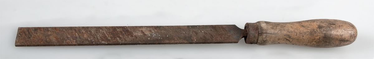 Sågfilar av järn med träskaft. Användes till metallföremål ( jämför UM 9260) A och B är plana med rektangulärt tvärsnitt, c:s tvärsnitt lätt rombiskt, d:s traingulärt, a:s skaft är grovt skuret runt, ev tillfälligt. Skaften b och C är runda, svarvade, b har järnskoningen kvar.Deffekter: D saknar skaft, spetsen är brutenA) är på tången stämplad C.U Öberg & co, Eskilstuna och på motsatta sidan garantiB) är stämplad EXTRA BLÄST SANDA) längd total 34 cm, skaftets längd 10 cm, skaftets diam 1,5 cm, filens bredd 2,3 cm, filens tjocklek 0,3 cm. B) Längd total 32 cm, skaftets längd 11 cm, skaftyets diam 3 cm, filens bredd 2,3 cm., filens tjocklek 0,3 cm.C) Längd total 23,8 cm, skaftets längd 7,5 cm, skaftets diam 2,7 cm, Filens bredd 1,8 cm, filens största tjocklek 0,5 cm.D)Längd total med tånge 17 cm, filens längd 12 cm, bredd på triangelns sida 1,1 cm.