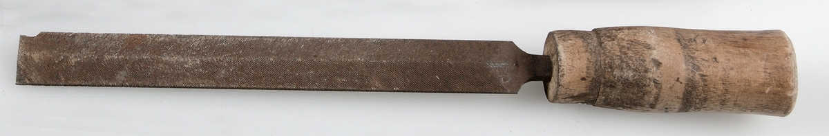 Sågfilar av järn med träskaft. Användes till metallföremål ( jämför UM 9260) A och B är plana med rektangulärt tvärsnitt, c:s tvärsnitt lätt rombiskt, d:s traingulärt, a:s skaft är grovt skuret runt, ev tillfälligt. Skaften b och C är runda, svarvade, b har järnskoningen kvar.Deffekter: D saknar skaft, spetsen är brutenA) är på tången stämplad C.U Öberg & co, Eskilstuna och på motsatta sidan garantiB) är stämplad EXTRA BLÄST SANDA) längd total 34 cm, skaftets längd 10 cm, skaftets diam 1,5 cm, filens bredd 2,3 cm, filens tjocklek 0,3 cm. B) Längd total 32 cm, skaftets längd 11 cm, skaftyets diam 3 cm, filens bredd 2,3 cm., filens tjocklek 0,3 cm.C) Längd total 23,8 cm, skaftets längd 7,5 cm, skaftets diam 2,7 cm, Filens bredd 1,8 cm, filens största tjocklek 0,5 cm.D)Längd total med tånge 17 cm, filens längd 12 cm, bredd på triangelns sida 1,1 cm.
