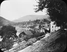 Skioptikonbild med motiv av Neckarsteinach vid floden Neckar.
Bilden har förvarats i kartong märkt: Resan 1907. Neckar 5. Heilbronn 3. 29.