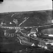 Skioptikonbild med motiv av landskap vid Rothenburg.
Bilden har förvarats i kartong märkt: Rothenburg V. 1902.