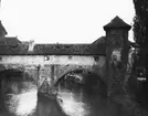 Skioptikonbild med motiv av valvbro över floden Pegnitz, Nürnberg.
Bilden har förvarats i kartong märkt: Nürnberg IX. 1901