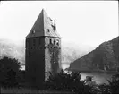 Skioptikonbild med motiv av medeltida torn i Oberwesel.
Bilden har förvarats i kartong märkt: Resan 1904. Oberwesel IV.