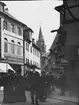 Skioptikonbild med motiv av folkvimmel på gata i Ansbach.
Bilden har förvarats i kartong märkt: Resan 1904. Rehnvandring. Oberwesel. Text på bild: 