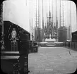 Skioptikonbild med motiv från katedral/ kyrka i Regensburg.
Bilden har förvarats i kartong märkt: Resan 1906 Regensburg.