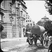 Skioptikonbild med motiv av tankvagn? på gata i Lüneburg.
Bilden har förvarats i kartong märkt: Resan 1906. Lüneburg.  Altona.