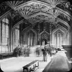 Skioptikonbild med motiv från interiör från föreläsningssal Divinity School.
Bilden har förvarats i kartong märkt: Oxford 1906.