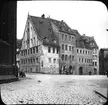 Skioptikonbild med motiv från Lorenzer Platz, gamla Lorenzer Latinskolan i Nürnberg.
Bilden har förvarats i kartong märkt: Resan 1906. Nürnberg.