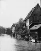 Skioptikonbild med motiv hus vid floden Pegnitz som rinner genom Nürnberg.
Bilden har förvarats i kartong märkt: Resan 1906. Nürnberg