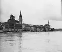 Skioptikonbild med motiv av vy över Passau.
Bilden har förvarats i kartong märkt: Resan 1906. Passau 8.