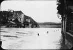 Skioptikonbild med motiv av Passau Burg, Passau, 1906.
Bron Kettensteg över floden Danube.
Bilden har förvarats i kartong märkt: Resan 1906. Passau 8.