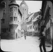 Skioptikonbild med motiv av valvport till stadsmuren i Meersburg.
Bilden har förvarats i kartong märkt: Resan 1906. Meersburg 8.