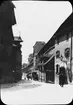 Skioptikonbild med motiv av hus i stadsmuren kring Kaiserburg, slottet i Nürnberg.
Bilden har förvarats i kartong märkt: Vårresan 1910. Nürnberg XIX.