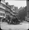 Skioptikonbild med motiv av nyfikna barn vid gatuarbete i Hamburg.
Bilden har förvarats i kartong märkt: Resan 1906. Hamburg 9.