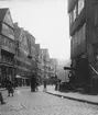 Skioptikonbild med motiv frå okänd gata i Hamburg.
Bilden har förvarats i kartong märkt: Resan 1906. Hamburg 9.