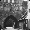 Skioptikonbild med motiv av Küter-Tor i Stralsund.
Bilden har förvarats i kartong märkt:  Resan 1912. Stralsund. 9. Text på bild: 