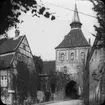 Skioptikonbild med motiv från utsidan av stadsmursporten Küter-Tor i Stralsund.
Bilden har förvarats i kartong märkt: Resan 1912. Stralsund. 9. Text på bild: 